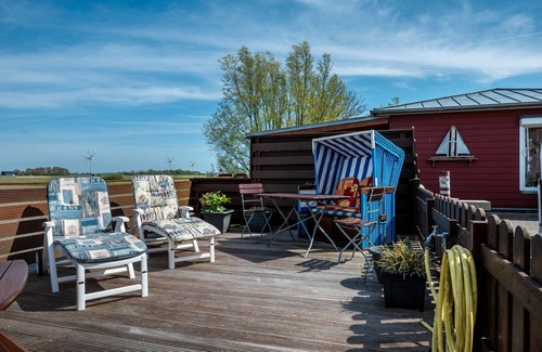 Nordstrand Apartment | Holiday Apartment 'Huus Achtern Diek' with Shared Terrace and Wi-Fi