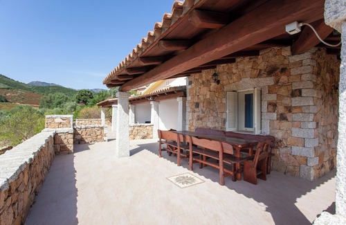 Schifoni Apartment | Holiday Apartment "Immerso nel verde" with Wi-Fi, Terrace & Garden