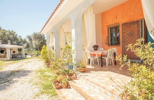 Onifai Apartment | Holiday Apartment in a Quiet Location with Garden