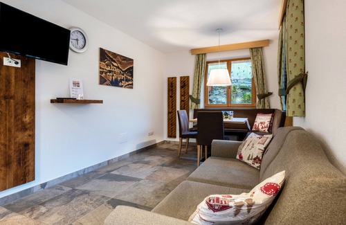 Valle Aurina Apartment | Holiday Apartment 'Schwarzenstein' with Shared Whirlpool & Garden