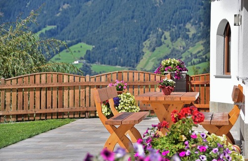Racines Apartment | Holiday Apartment "Joselehof Enzian" with Mountain View, Wi-Fi & Garden