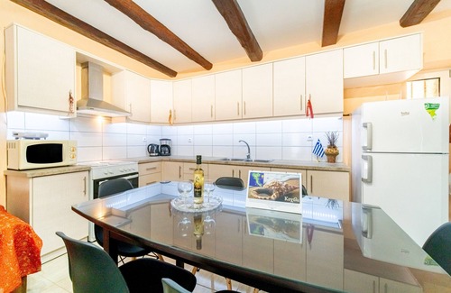Peroulades Apartment | Holiday Apartment "Kohili Retreat" with Mountain View, Shared Garden & Wi-Fi