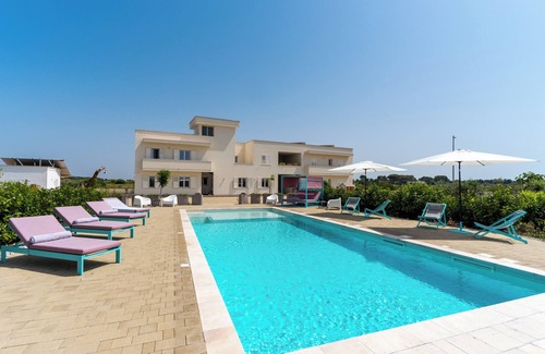 Galatone Apartment | Holiday Apartment "Le Scuderie 4" with Shared Pool, Shared Terrace & Wi-Fi