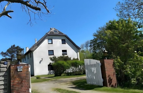 Nordstrand Apartment | Holiday Apartment 'Lila' with Shared Garden and Private Beach Chair