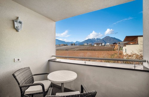Naz Apartment | Holiday Apartment 'Linder 16' with Mountain View, Shared Pool and Wi-Fi