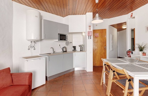 Praia das Macas Apartment | Holiday Apartment "Mar E Serra IIII" near Beach with Balcony & Wi-Fi