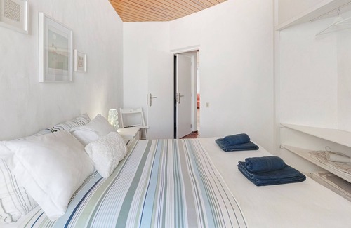 Praia das Macas Apartment | Holiday Apartment "Mar E Serra IIII" near Beach with Balcony & Wi-Fi