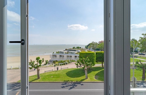 Royan Apartment | Holiday Apartment "Mer Beau Rivage" near Beach with Private Terrace & Wi-Fi