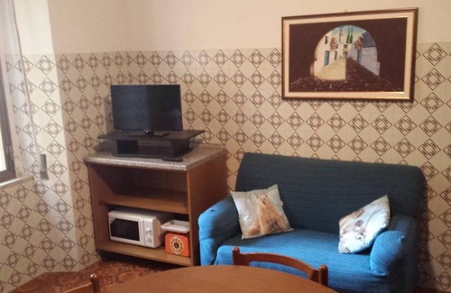 Pau Apartment | Holiday Apartment Michele with Wi-Fi, Garden & Terrace; Parking Available