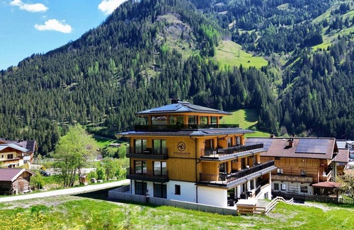 Grossarl Apartment | Holiday Apartment 'Mountain Suite Nr°102' with Mountain View, Balcony and Wi-Fi