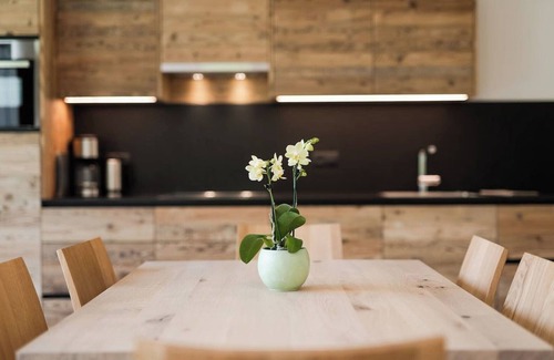 Gudon Apartment | Holiday Apartment "Natur Suite Edelweisshof Heidi" with Mountain View, Shared Garden & Wi-Fi