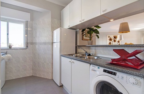 Gale Apartment | Holiday Apartment "Palmeira Galé" with Sea View, Wi-Fi, Balcony & Shared Pool