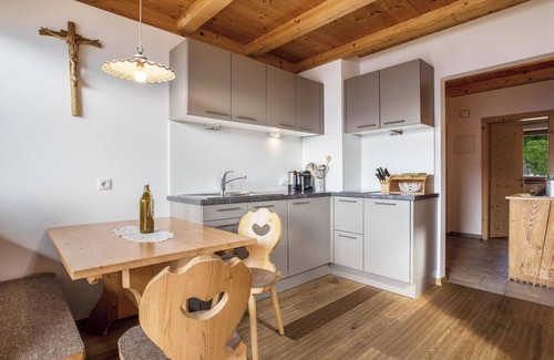 San Genesio Atesino Apartment | Holiday Apartment "Rosengarten - Wernerhof" with Mountain View, Wi-Fi, Balcony and Garden