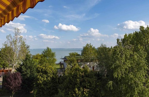 Csopak Apartment | Holiday apartment right at the passage on the bank