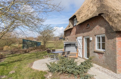 Schobull Apartment | Holiday Apartment "Schipp Landen Johanna" with Shared Garden & Wi-Fi
