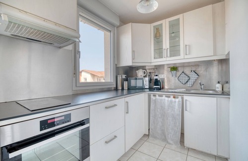 Saint - Martin - du - Touch Apartment | Holiday Apartment "Spacieux Proche Aéroport Et Airbus" with Shared Heated Pool & Wi-Fi