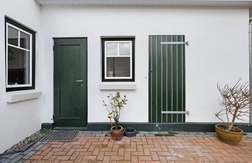 Wesselburen Apartment | Holiday Apartment 'Tu Huus' with Private Garden and Wi-Fi