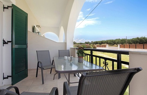Alykes Apartment | Holiday Apartment "Tropical Studio 2" with Shared Garden, A/C & Wi-Fi