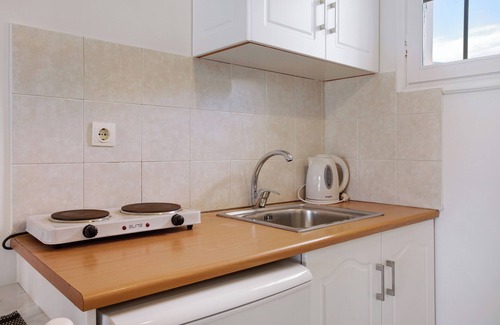Alykes Apartment | Holiday Apartment "Tropical Studio 3" with Shared Garden, A/C & Wi-Fi