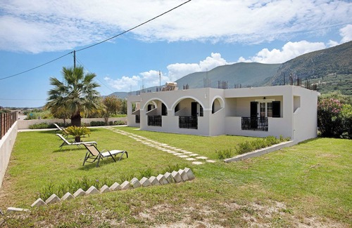 Alykes Apartment | Holiday Apartment "Tropical Studio 3" with Shared Garden, A/C & Wi-Fi
