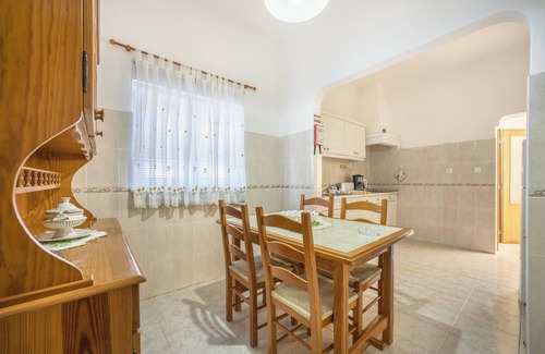 Burgau Apartment | Holiday Apartment Villas Brites nº2 with Shared Pool, Shared Garden & Wi-Fi