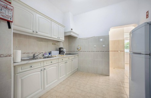 Burgau Apartment | Holiday Apartment Villas Brites nº2 with Shared Pool, Shared Garden & Wi-Fi