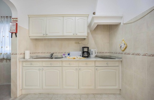 Burgau Apartment | Holiday Apartment Villas Brites nº2 with Shared Pool, Shared Garden & Wi-Fi