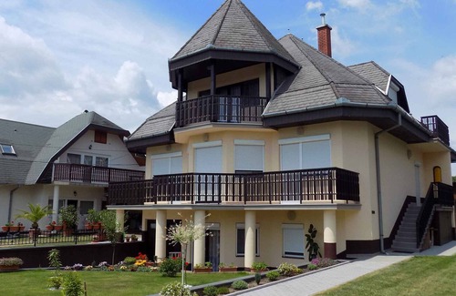 Gyenesdias Apartment | Holiday apartment with children's playground, sandpit and paddling pool