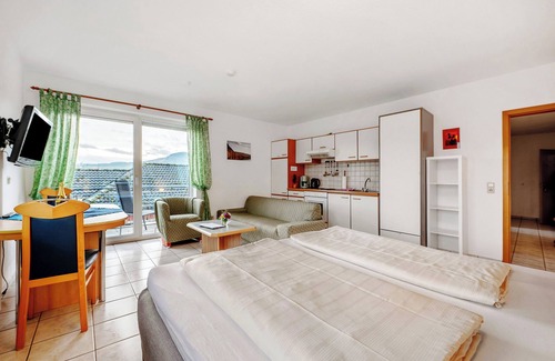 Thornich Apartment | Holiday Apartment 'Winnie Puuh' with Mountain View, Private Garden and Wi-Fi