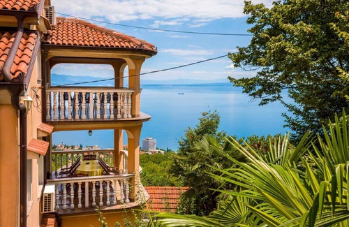Bregi Apartment | Holiday apartment with panoramic sea views