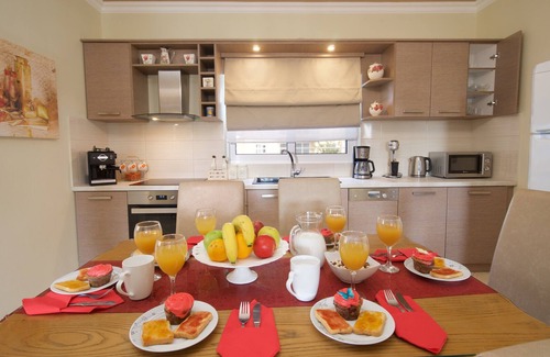 Razata Apartment | Holiday apartment with a big garden - "Madalenas"- Ideal for family