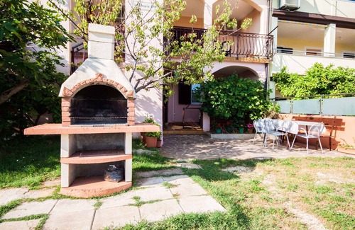 Monterol Apartment | Holiday apartment with air conditioning and barbecue