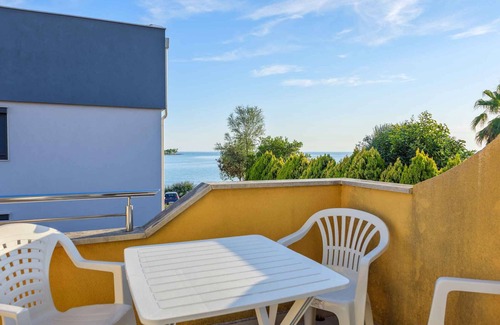 Lovrecica Apartment | Holiday apartment with air conditioning near the sea