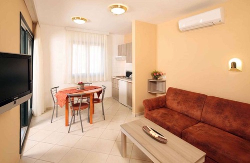 Monterol Apartment | Holiday apartment with an outdoor pool in resort
