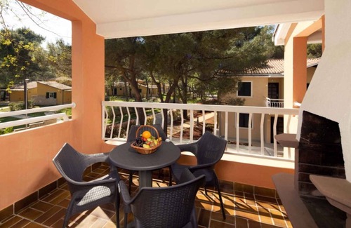 Monterol Apartment | Holiday apartment with an outdoor pool in resort