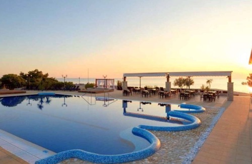 Monterol Apartment | Holiday apartment with an outdoor pool in resort