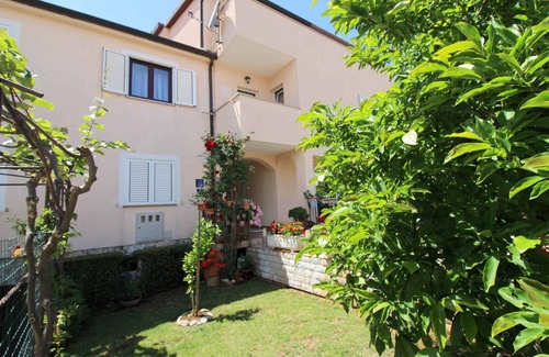 Porec Apartment | Holiday apartment with balcony, air conditioning and wifi