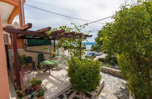 Klanfari Apartment | Holiday apartment with balcony and air conditioning