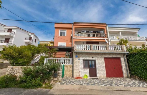 Klanfari Apartment | Holiday apartment with balcony and air conditioning