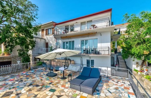 Klanfari Apartment | Holiday apartment With jacuzzi and terrace