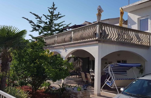 Pirovac Apartment | Holiday apartment with barbecue and air conditioning