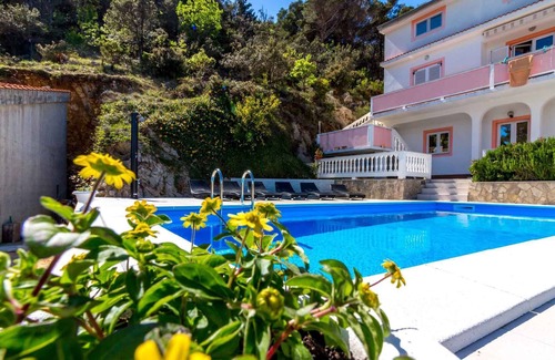 Suha Punta Apartment | Holiday apartment with Pool and Internet