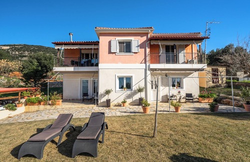 Faraklata Apartment | Holiday Apartment "Zoi" with Sea View, Shared Garden & Wi-Fi
