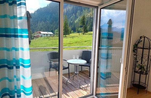 Vils Apartment | Holiday Apartment “Zugspitze” with Mountain View, Wi-Fi & Balcony