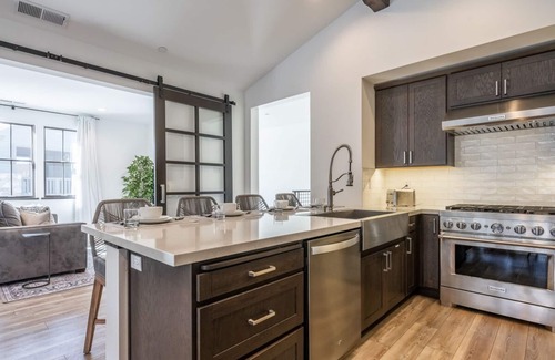 Mammoth Lakes House | Holiday Availability! Well-Appointed Creekhouse Townhome with Gas Grill and Fire Pit