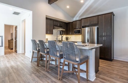 Mammoth Lakes House | Holiday Availability! Well-Appointed Creekhouse Townhome with Gas Grill and Fire Pit