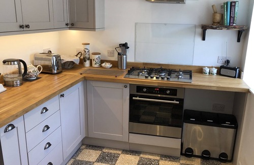 Pentraeth Cottage | Holiday Cottage for 6, 5 mins from Pentraeth Beach, Anglesey
