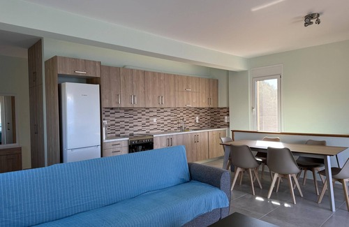 Karystos House | Holiday flat in a fantastic location right by the sea, direct beach access, Eubo