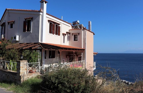 Agii Apostoli Apartment | Holiday flat with great sea view, directly by the sea in Agii Apostoli, Euboea.