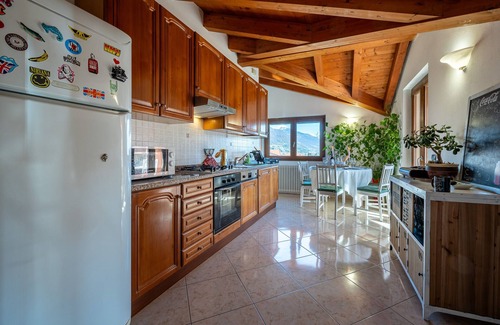Dongo Apartment | Holiday flat with lake view Music & Art